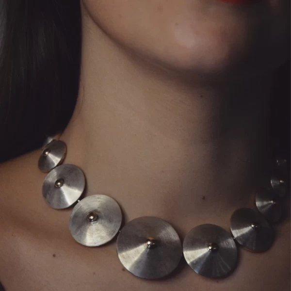 Collana Ufo indossato