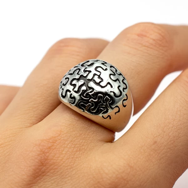 Anello Puzzle Bombato indossato