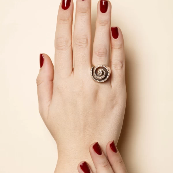 Anello Conchiglia indossato