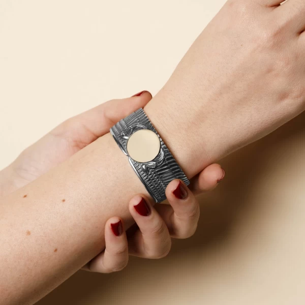 BRACCIALE ALI indossato