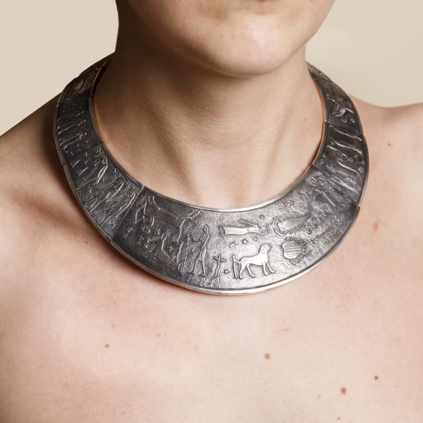 Collana con cielo astrale Egizio indossato