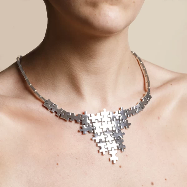 Collana Puzzle indossato