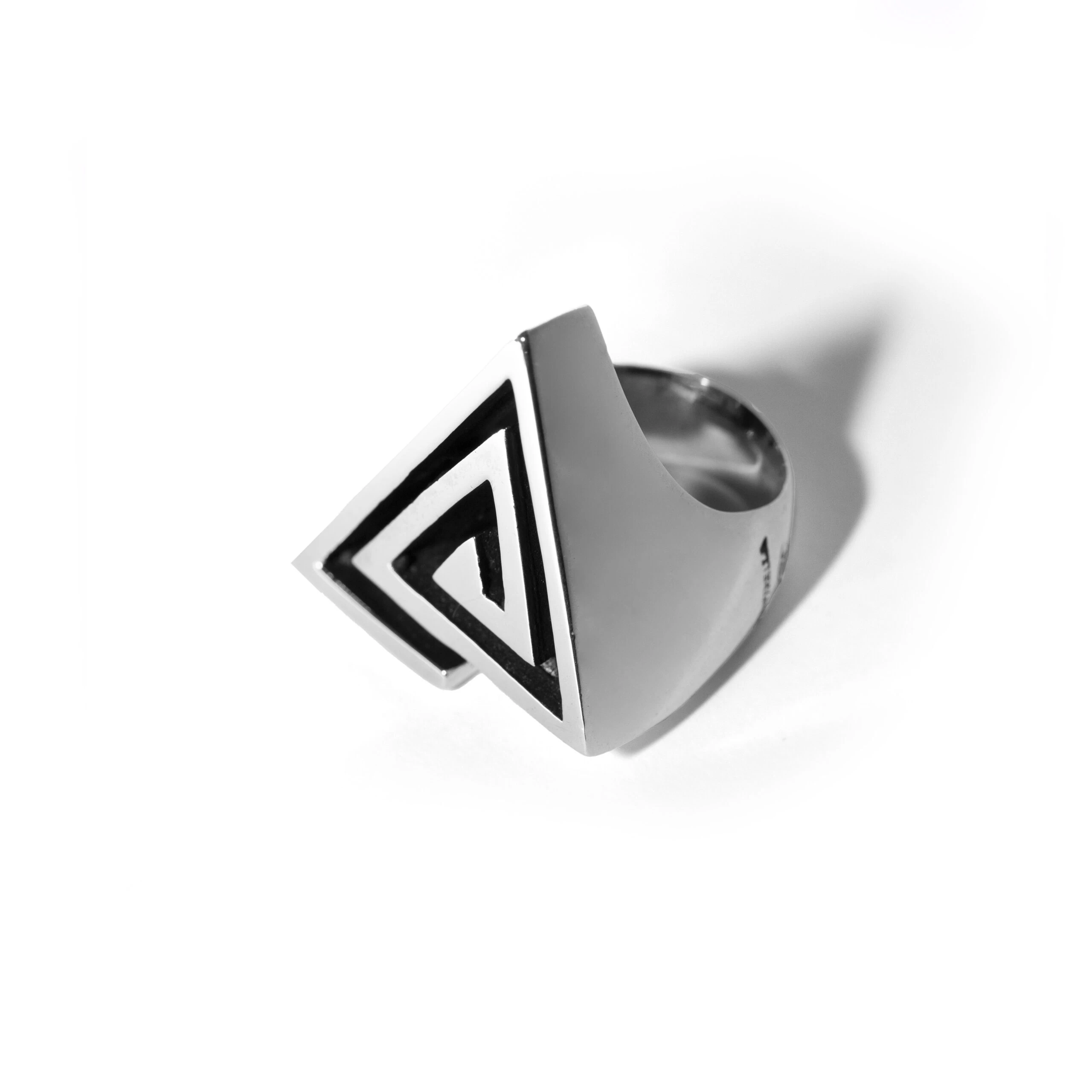 Anello Triangolo