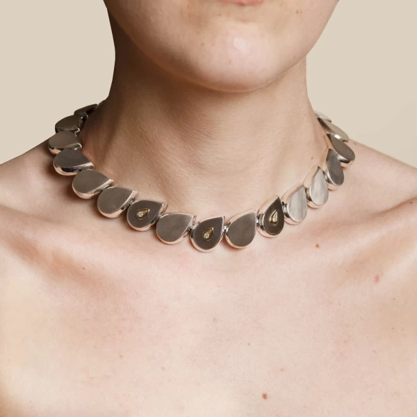 Collana a gocce con brillanti indossato