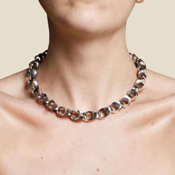 Collana a maglie indossato
