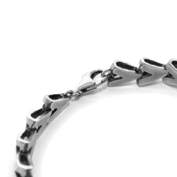 Bracciale  "V" Piccolo indossato