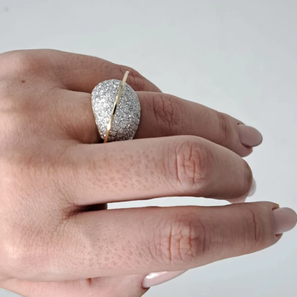 Anello Saturno oro e brillanti indossato