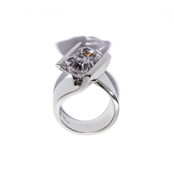 Anello in Oro Bianco e Hydenite indossato