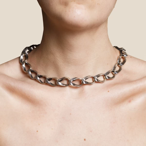 Collana Moebius indossato