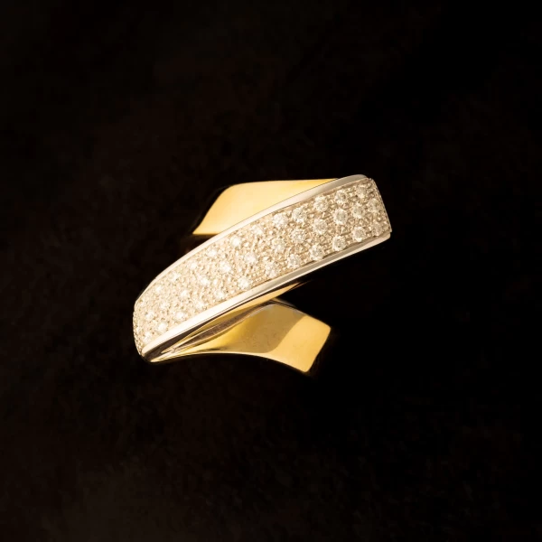Anello a Nastro in Oro e Brillanti indossato