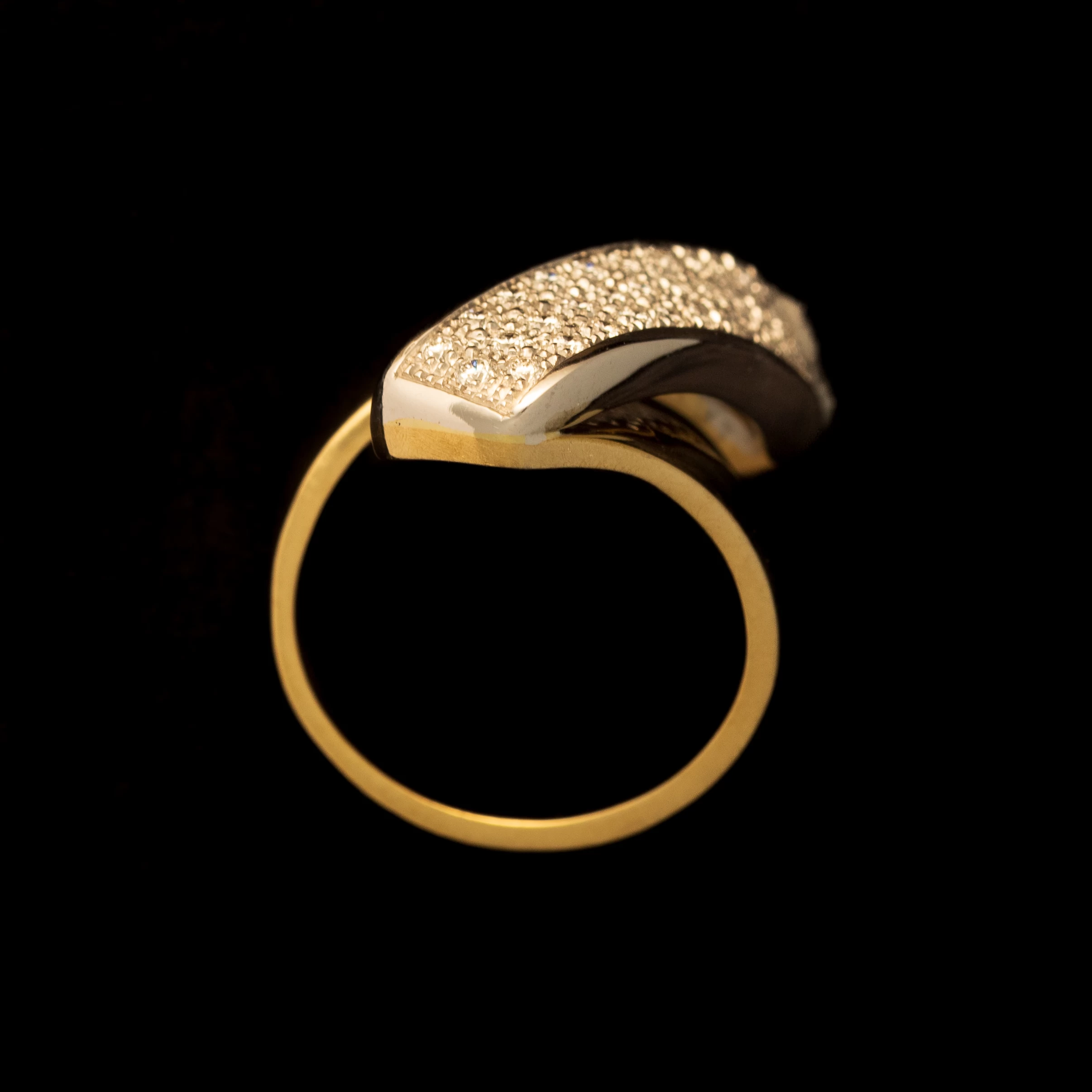 Anello a Nastro in Oro e Brillanti