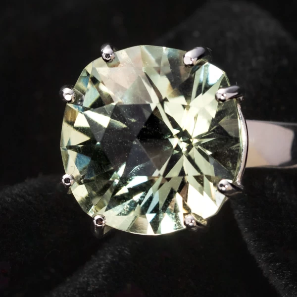 Anello Oro con Prasiolite indossato