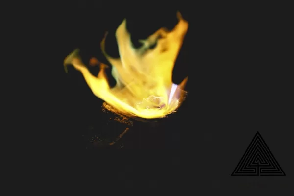 La fiamma che fonde il metallo prezioso