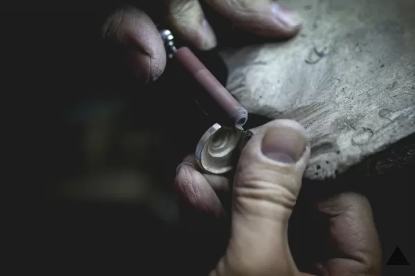 La lavorazione a mano di un gioiello nell’atelier Ventrella