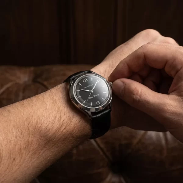 Orologio Ventrella a Carica Manuale e Cinturino in Pelle indossato
