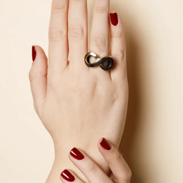Anello Infinito indossato