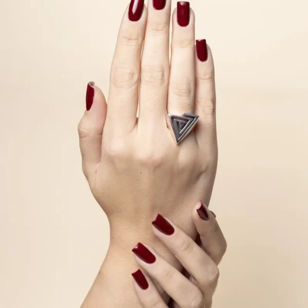 Anello Triangolo indossato