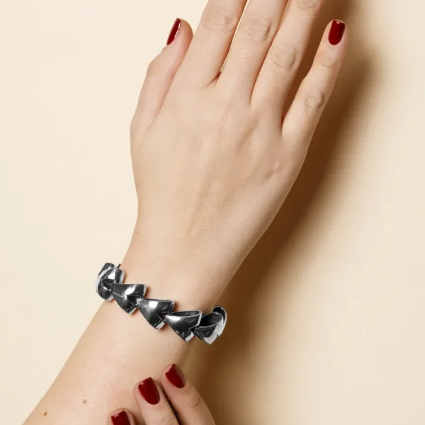 Bracciale "V" Grande indossato