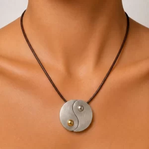 Ciondolo Yin Yang indossato