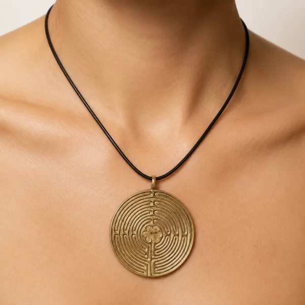 Ciondolo Labirinto in bronzo con rosone centrale indossato