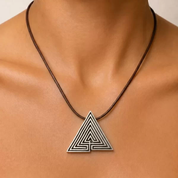 Labirinto Triangolare 3D indossato