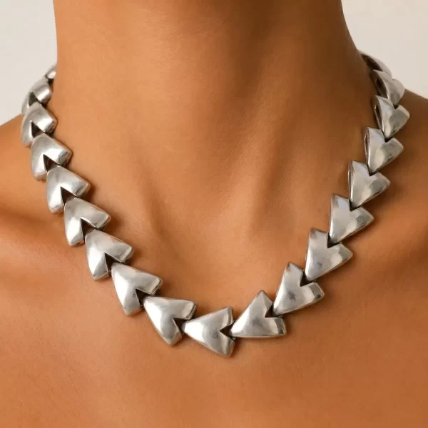 Collana a  'V' indossato